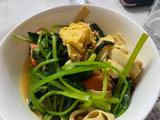 西红柿金针菇豆皮汤的做法[图]