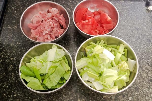 芹菜瘦肉炒面的做法图解2