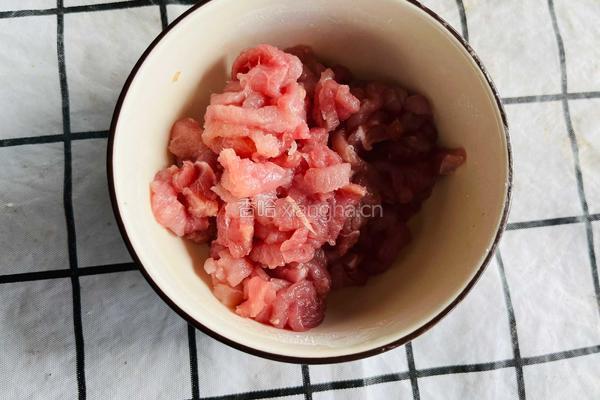 韭菜花炒肉丝的做法图解3