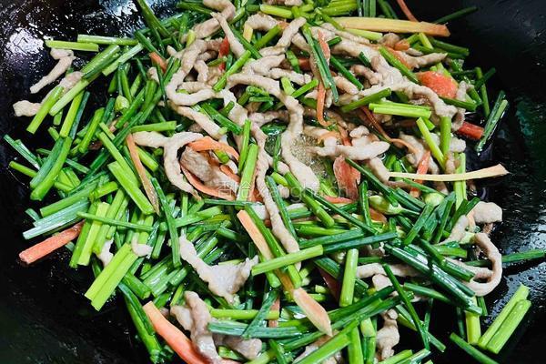 韭菜花炒肉丝的做法图解6