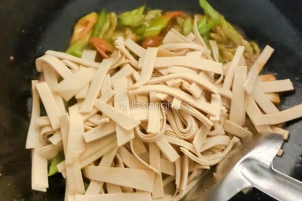 青椒炒豆腐皮的做法图解5