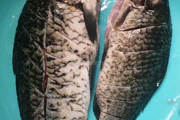 鲫鱼豆腐汤的做法图解1