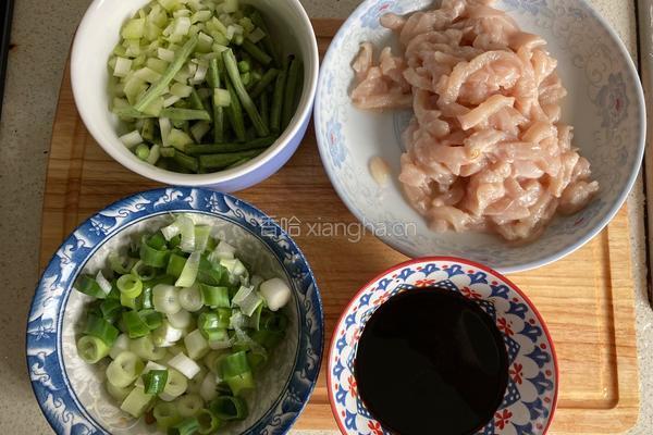 鱼香肉丝（鸡肉版）的做法图解1