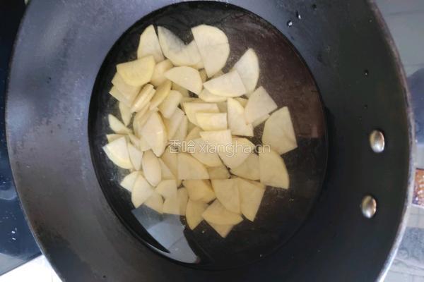 白菜土豆炒香肠的做法图解2