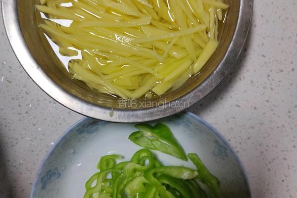 青椒土豆丝的做法图解1