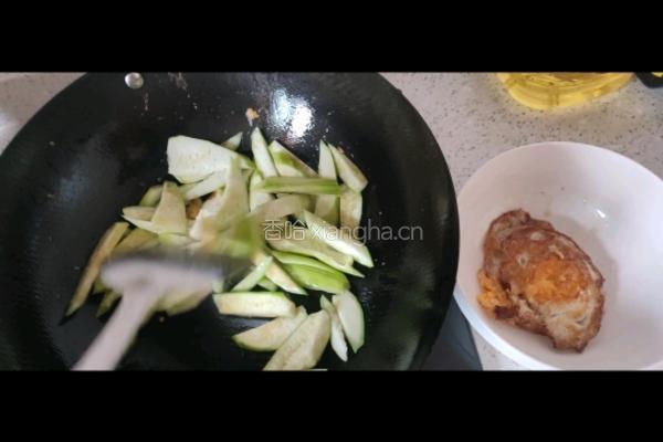 丝瓜鸡蛋面的做法图解2