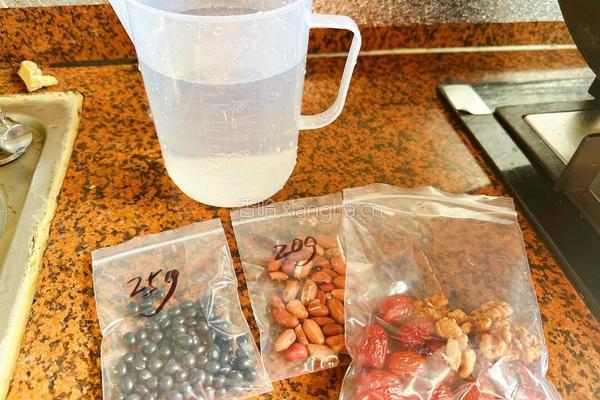 增强免疫—黑豆花生豆浆的做法图解1