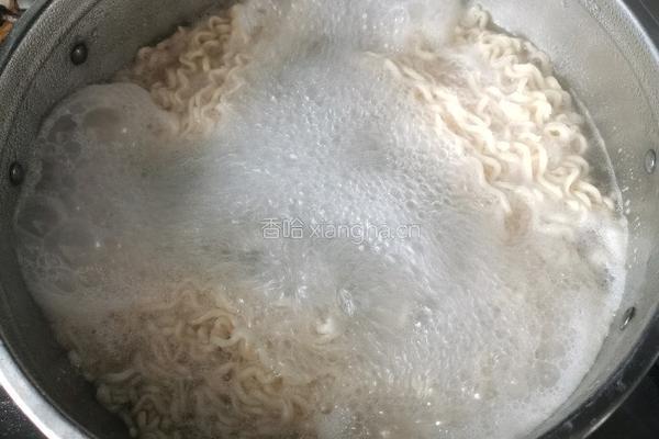 肉串炒方便面的做法图解2