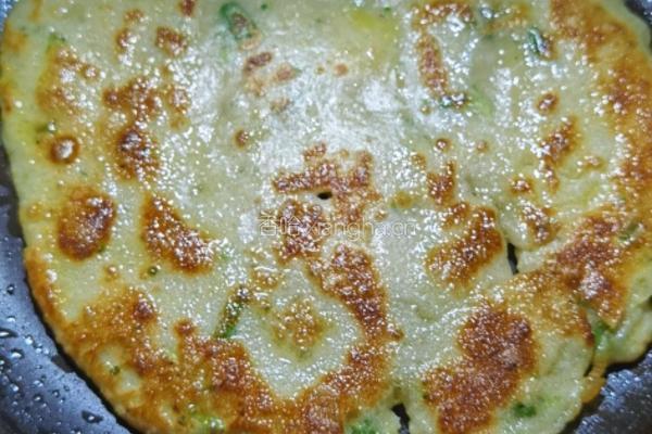 西蓝花葱花鸡蛋饼的做法图解7