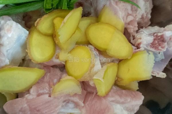 菌菇莲藕排骨汤的做法图解2