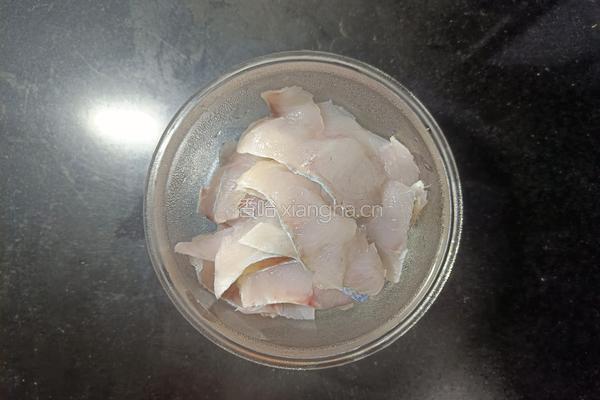 茄汁鲈鱼片的做法图解2