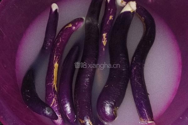蒜沫蒸茄子的做法图解1