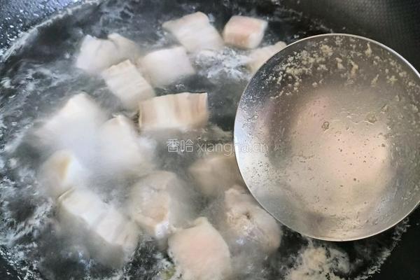 红烧肉焖米饭的做法图解1