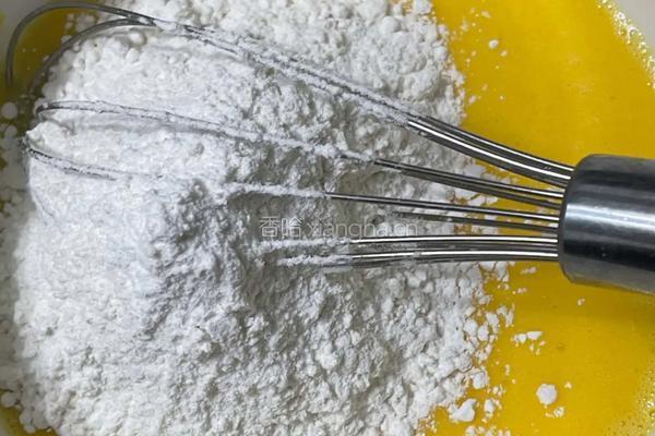 不爆顶戚风蛋糕的做法图解3