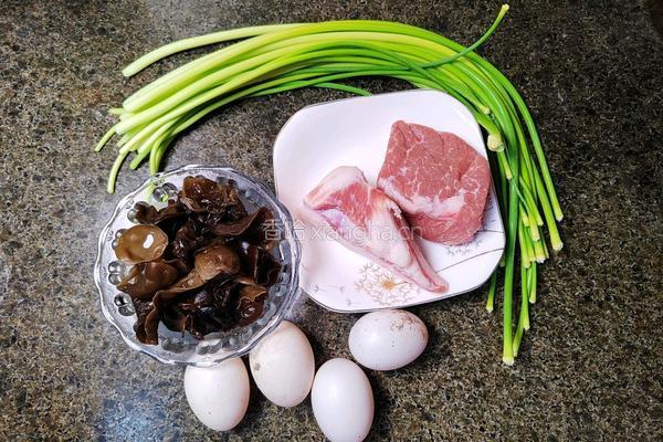 蒜薹炒肉炒鸭蛋的做法图解1