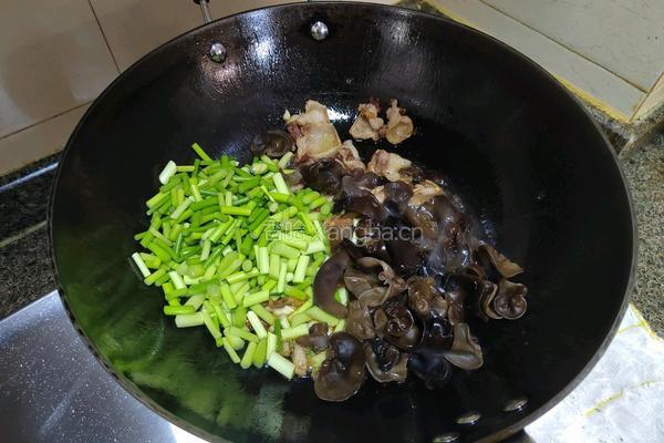 蒜薹炒肉炒鸭蛋的做法图解9