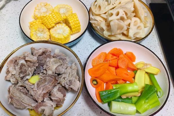 莲藕玉米炖排骨的做法图解1