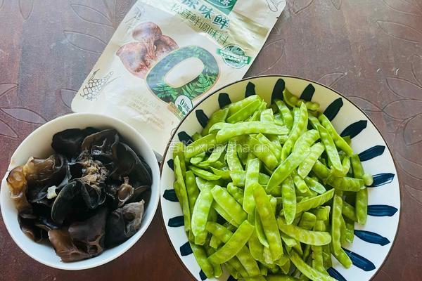 豌豆荚炒耳子的做法图解1