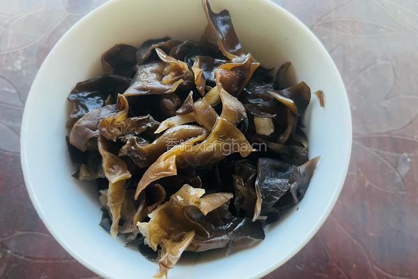 豌豆荚炒耳子的做法图解2