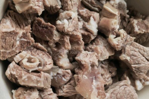 牛肉萝卜煲的做法图解1