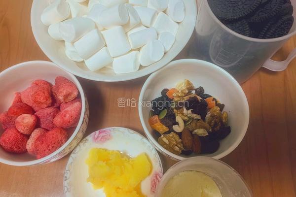 奥利奥草莓雪花酥的做法图解1