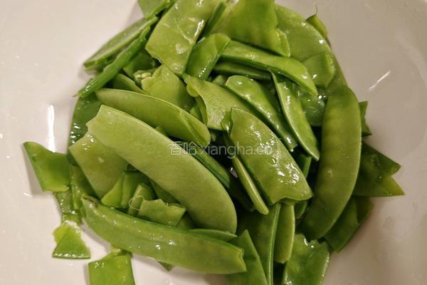荷兰豆炒腊肉的做法图解3
