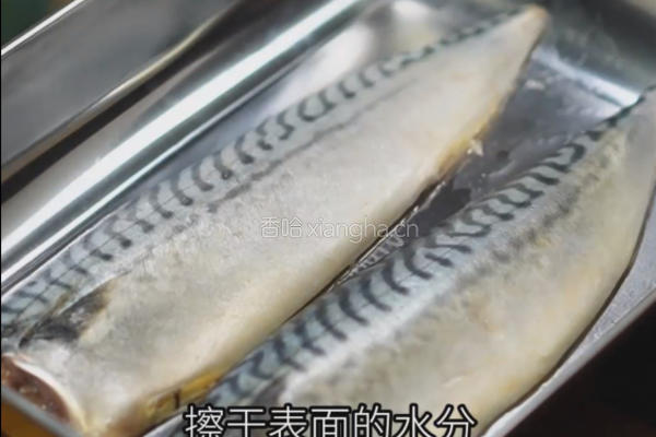 黑松露酱香煎青花鱼的做法图解1