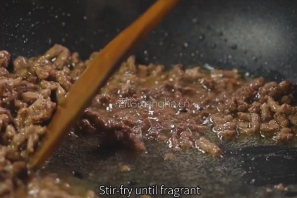 黑松露彩椒牛肉炒饭的做法图解3