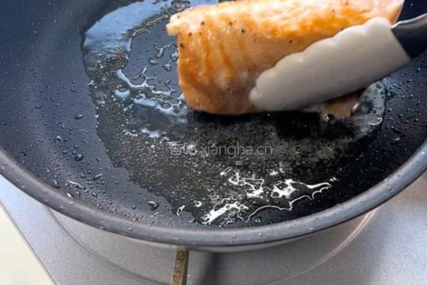 三文鱼菌菇蒸饭的做法图解2