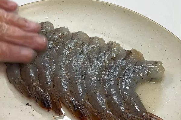 鲜到原地封神！蒜香口蘑大虾在家轻松复刻的做法图解1