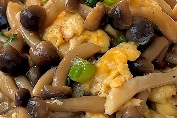 入口滑嫩、菌菇鲜香的菌菇滑蛋真的绝了～超简单哟～的做法图解8