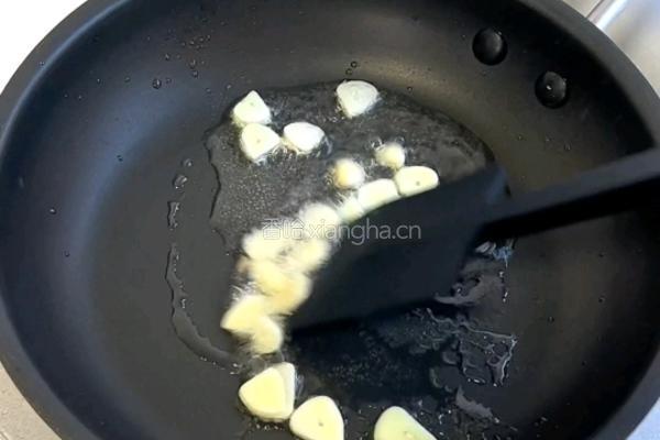 黑椒口蘑煎鸡肉的做法图解5