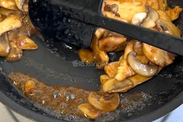 黑椒口蘑煎鸡肉的做法图解8