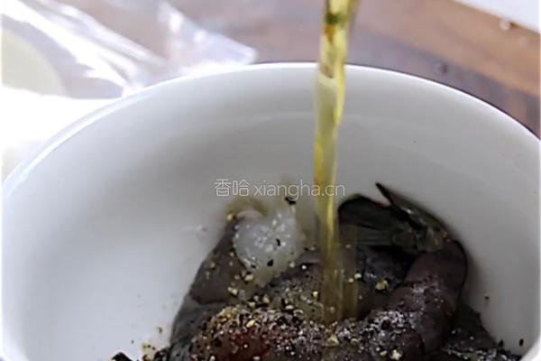 一口爆汁！鲜香黑虎虾蒸饺绝了的做法图解2