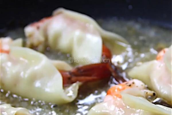 一口爆汁！鲜香黑虎虾蒸饺绝了的做法图解5