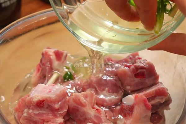 蒜香排骨蒸南瓜丨一口入魂的美味盛宴的做法图解2