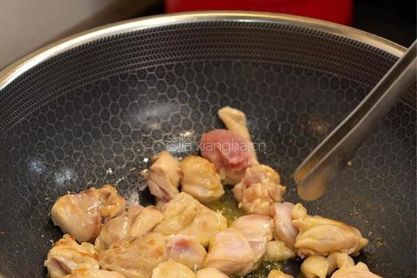 馋哭隔壁小孩的滑蛋鸡肉饭在家也能轻松复刻！的做法图解3