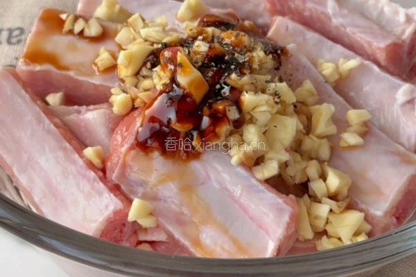 蒜香椒盐烤排骨的做法图解3