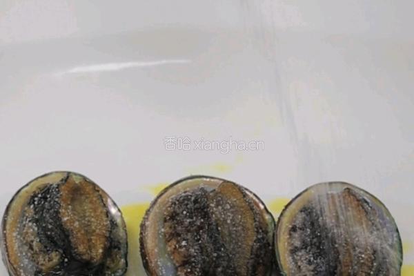 松柏映雪盐焗鲍的做法图解1