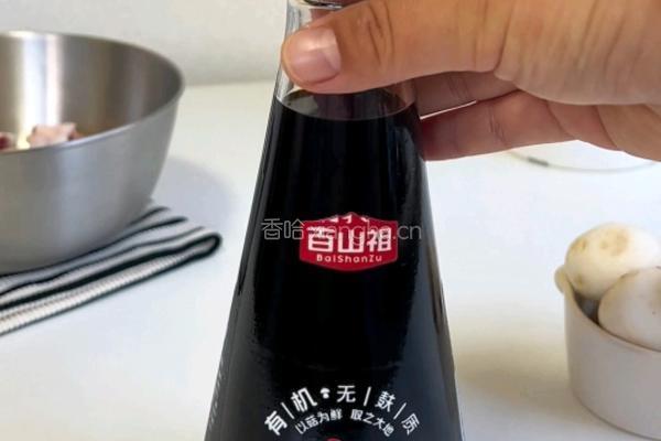 蒜香口蘑鸡翅的做法图解2