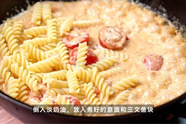 黑松露奶油三文鱼意面的做法图解3