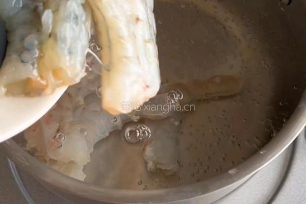 酸辣柠檬虾的做法图解2
