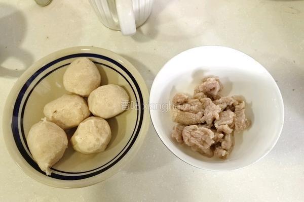 肉丸青菜汤米粉的做法图解2