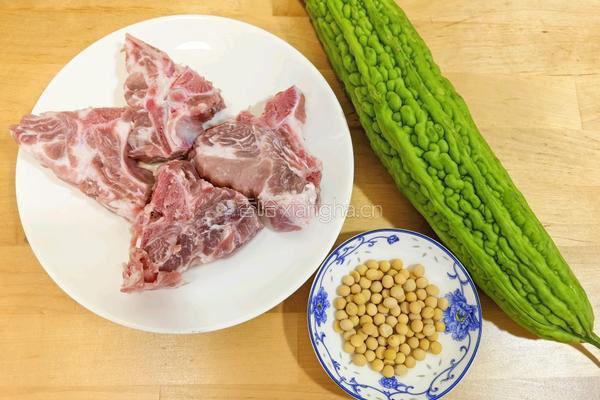凉瓜黄豆排骨汤的做法图解1