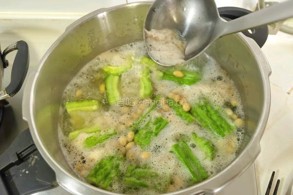 凉瓜黄豆排骨汤的做法图解5