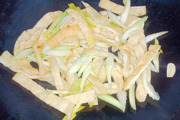 油豆腐炒芹菜的做法图解7