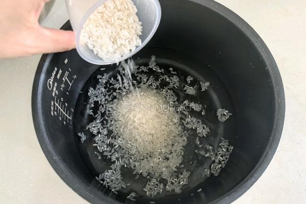 鱼片粥的做法图解1