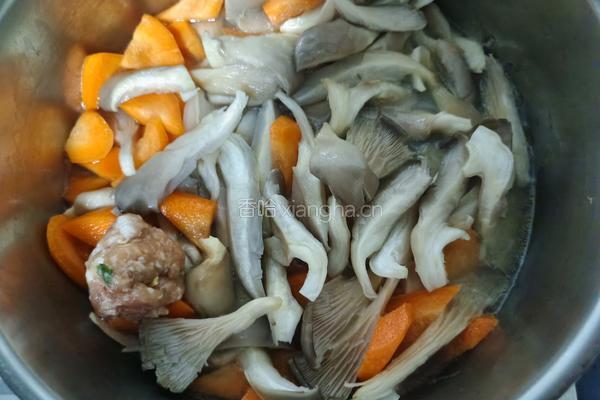 胡萝卜平菇炖肉丸的做法图解6
