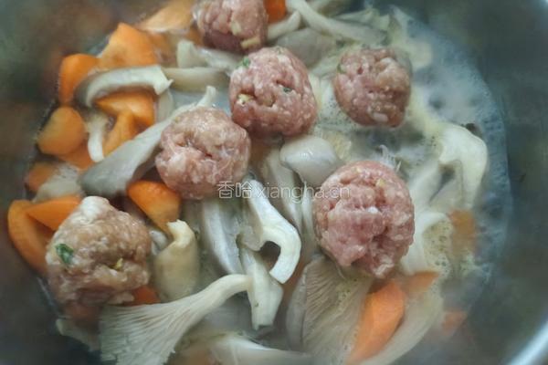 胡萝卜平菇炖肉丸的做法图解7