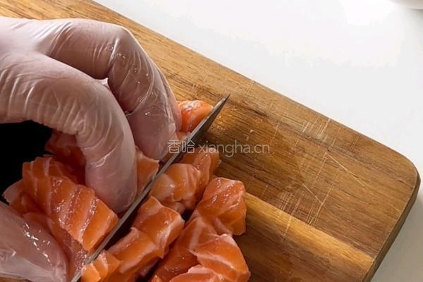 三文鱼牛油果拌饭的做法图解1